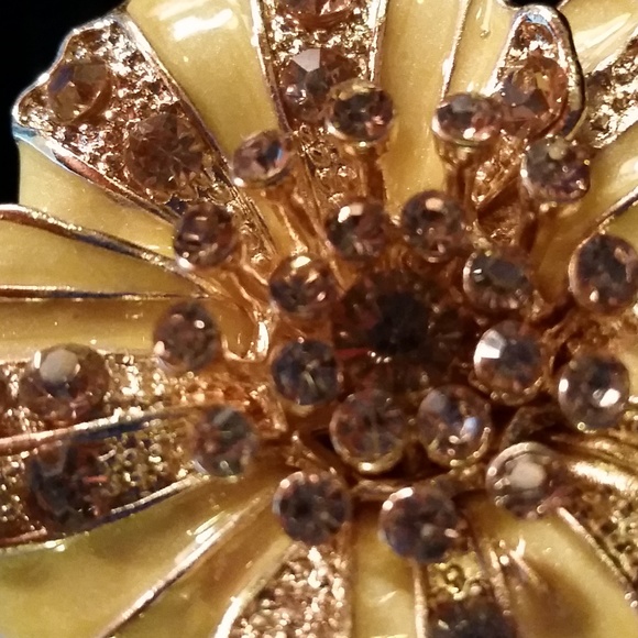 Blooming Cream Enamel & Rhinestone Flower Adj Ring - Picture 4 of 8